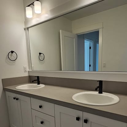 Double sink bathroom vanity
